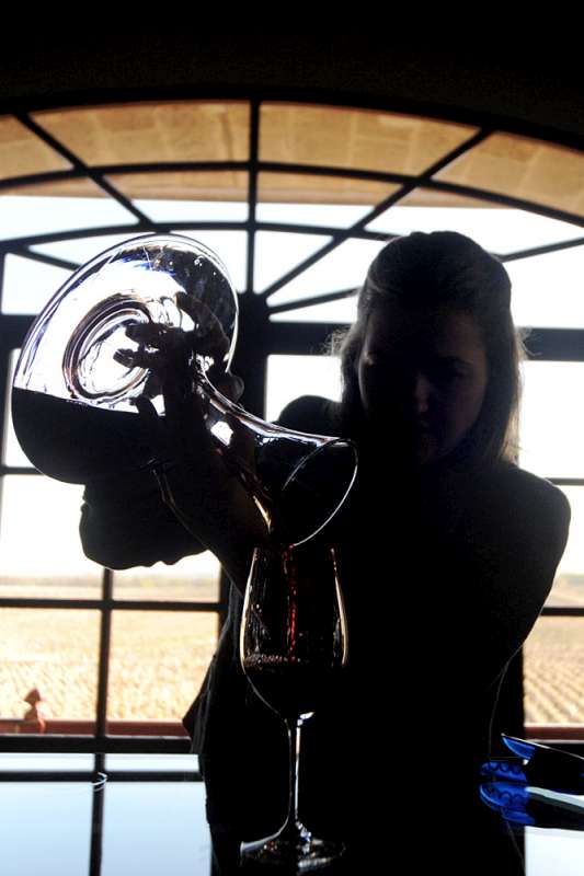 Melanie Tesseron pours Pontet Canet 2011